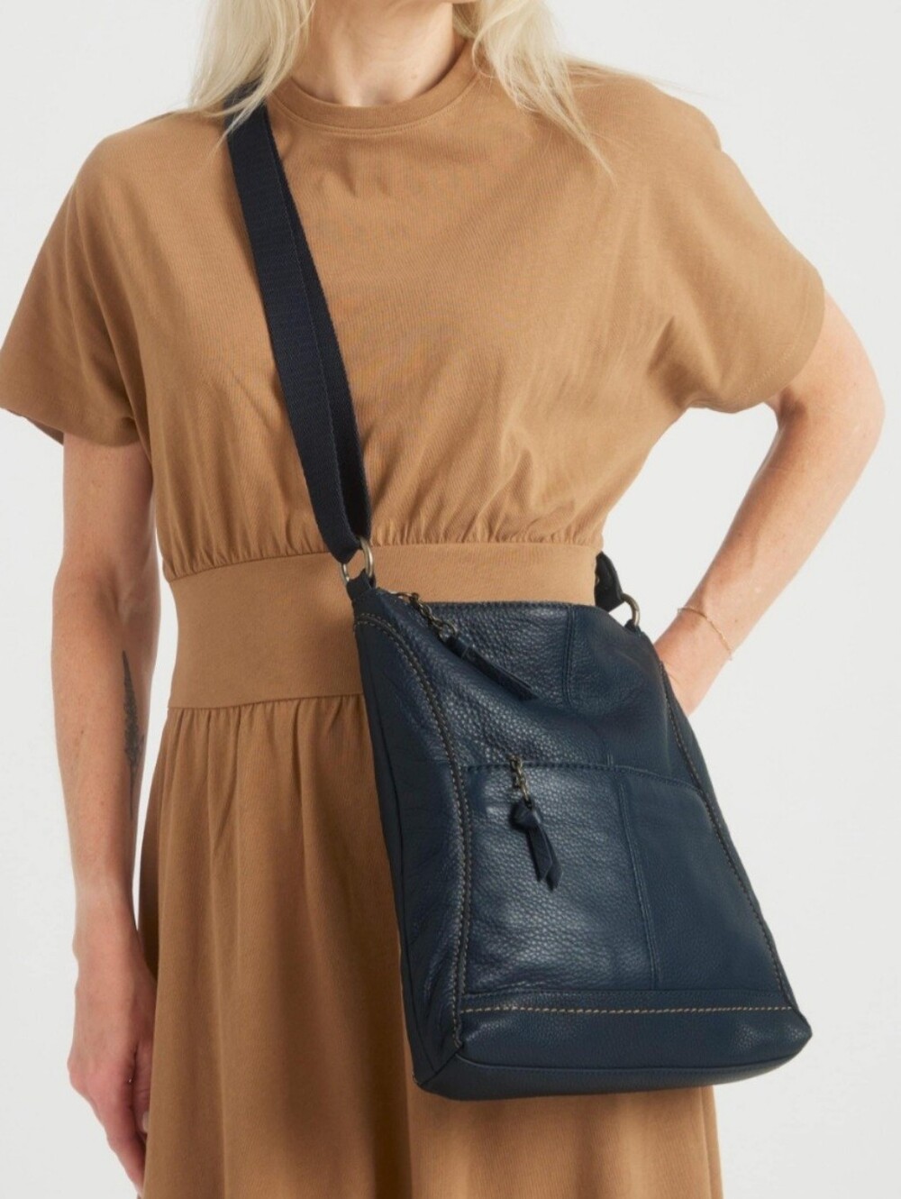The Sak Classic Crossbody Leather Bag - Navy